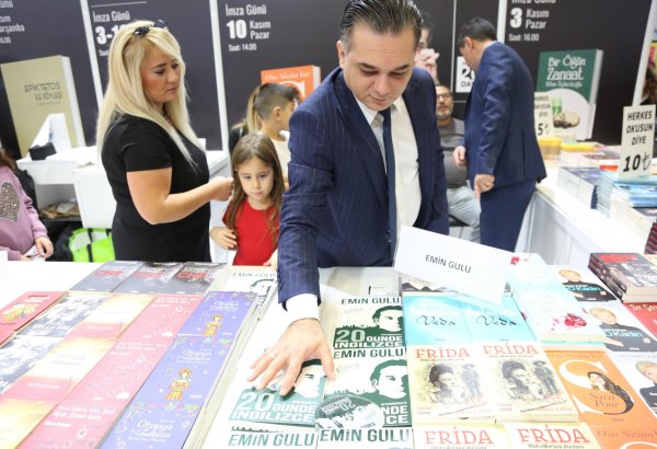 Он в совершенстве владеет 25-ю языками. Книга Эмина Гулу  вызвала интерес в Турции (ФОТО)