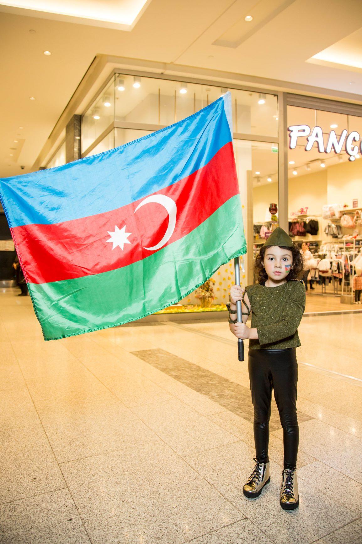 В торговом центре провели музыкальный парад с флагами Азербайджана (ВИДЕО, ФОТО)