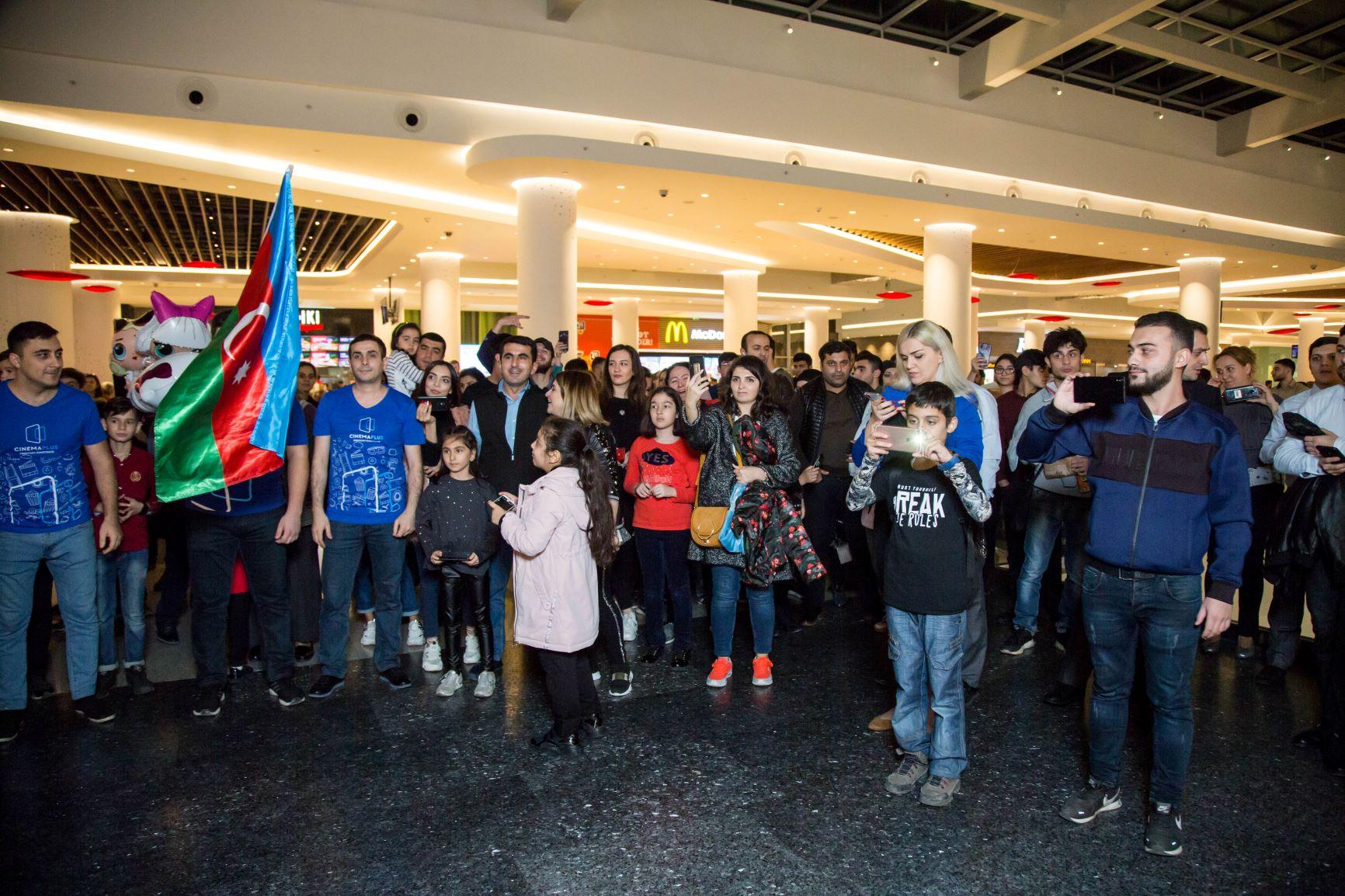 В торговом центре провели музыкальный парад с флагами Азербайджана (ВИДЕО, ФОТО)