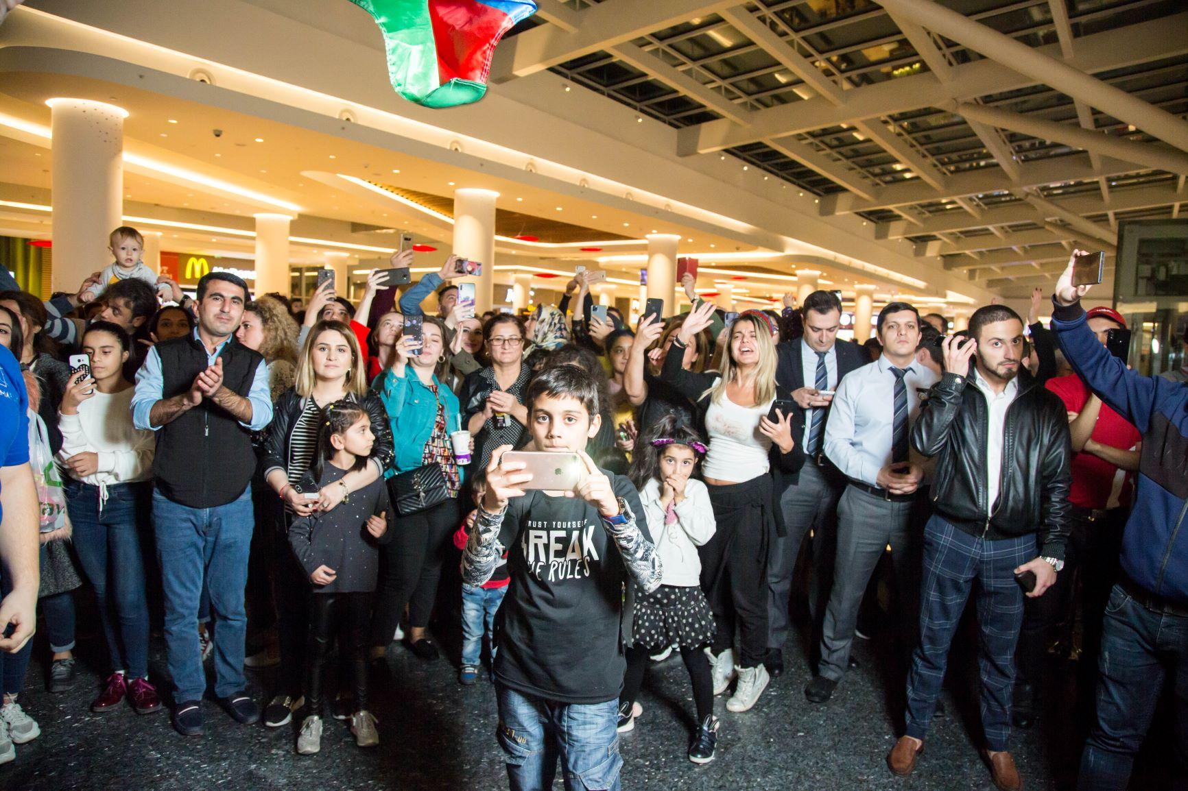 В торговом центре провели музыкальный парад с флагами Азербайджана (ВИДЕО, ФОТО)