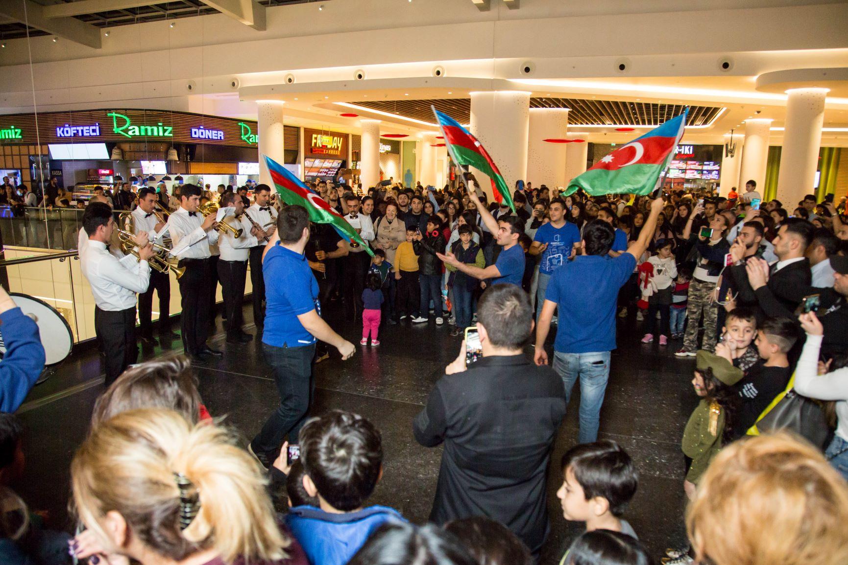В торговом центре провели музыкальный парад с флагами Азербайджана (ВИДЕО, ФОТО)
