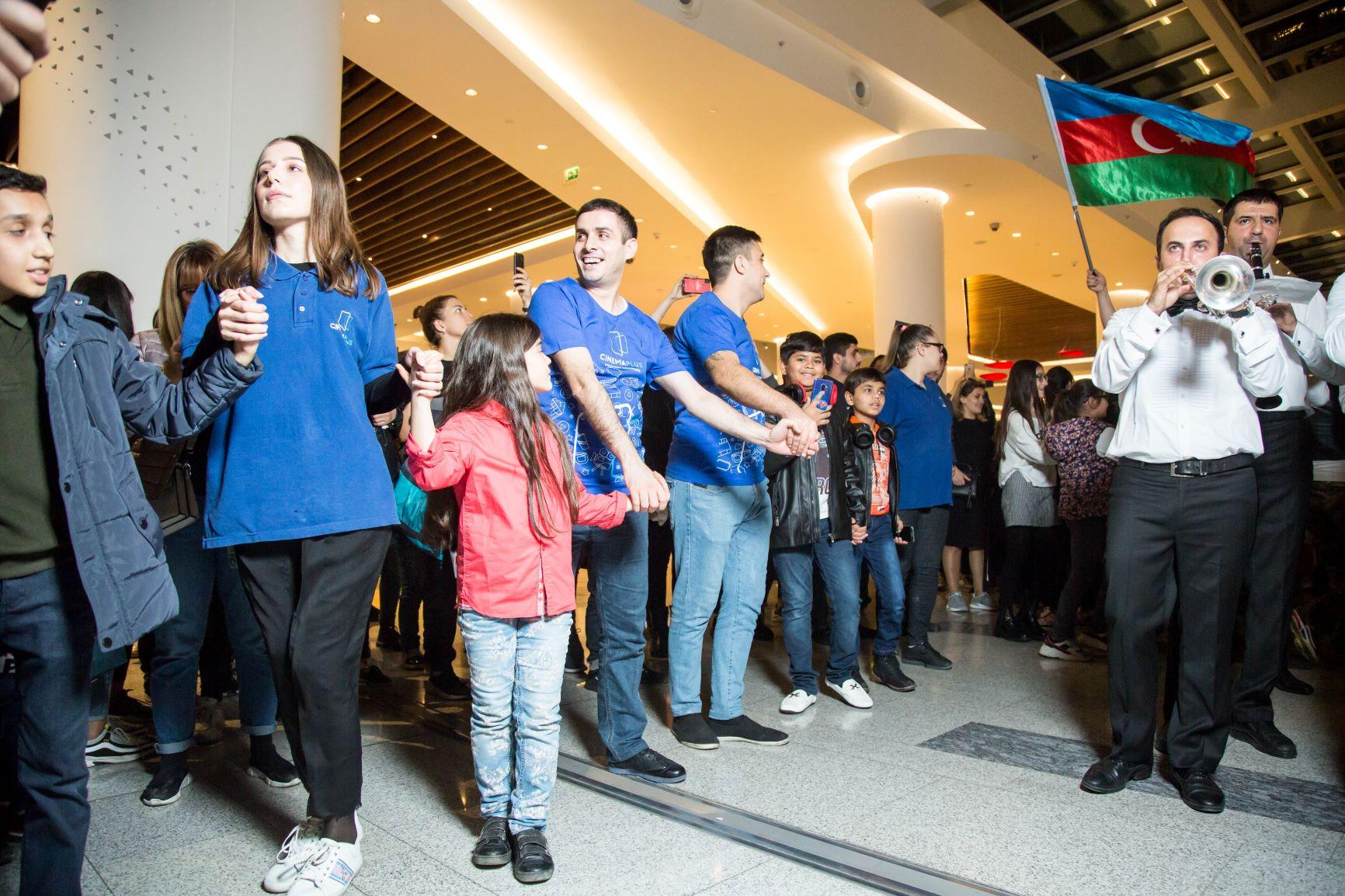 В торговом центре провели музыкальный парад с флагами Азербайджана (ВИДЕО, ФОТО)