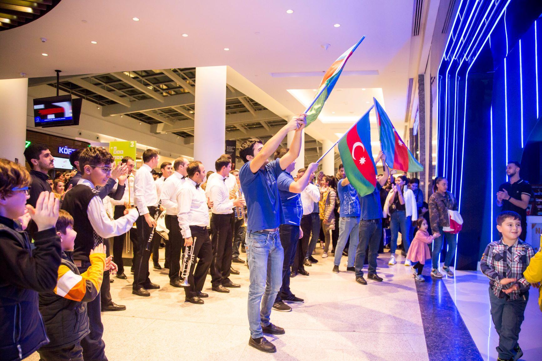 В торговом центре провели музыкальный парад с флагами Азербайджана (ВИДЕО, ФОТО)