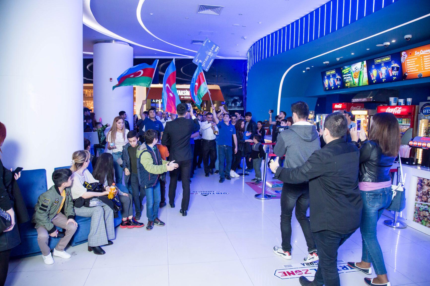 В торговом центре провели музыкальный парад с флагами Азербайджана (ВИДЕО, ФОТО)