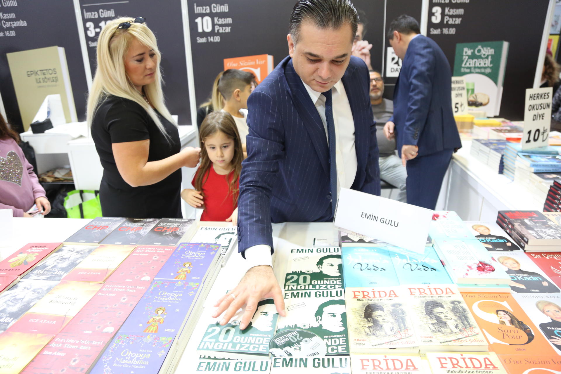 Он в совершенстве владеет 25-ю языками. Книга Эмина Гулу  вызвала интерес в Турции (ФОТО)