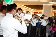 В торговом центре провели музыкальный парад с флагами Азербайджана (ВИДЕО, ФОТО)