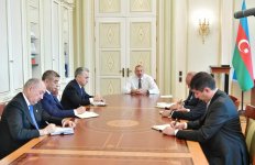 Президент Ильхам Алиев принял новоназначенных глав исполнительной власти города Ширван, Зардабского района, Сураханского, Ясамальского, Хатаинского районов Баку(ФОТО)