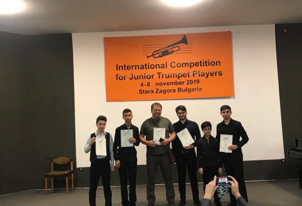 Азербайджанцы вернулись из Болгарии с дипломами (ФОТО)