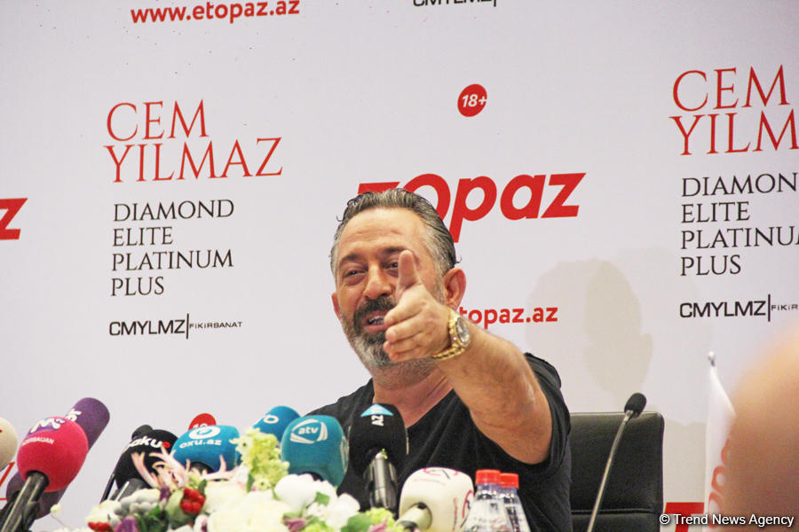 Веселые посиделки Джема Йылмаза с азербайджанцами (ФОТО)