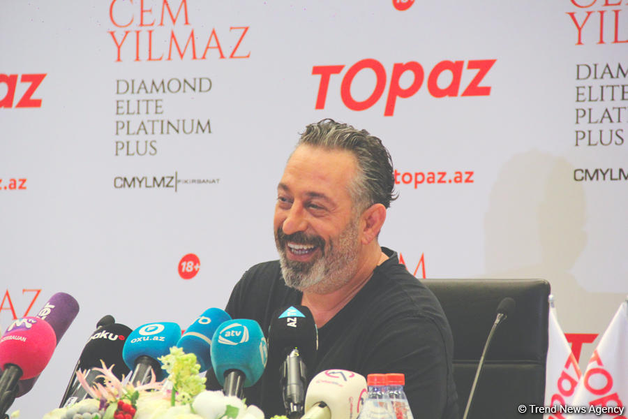 Веселые посиделки Джема Йылмаза с азербайджанцами (ФОТО)