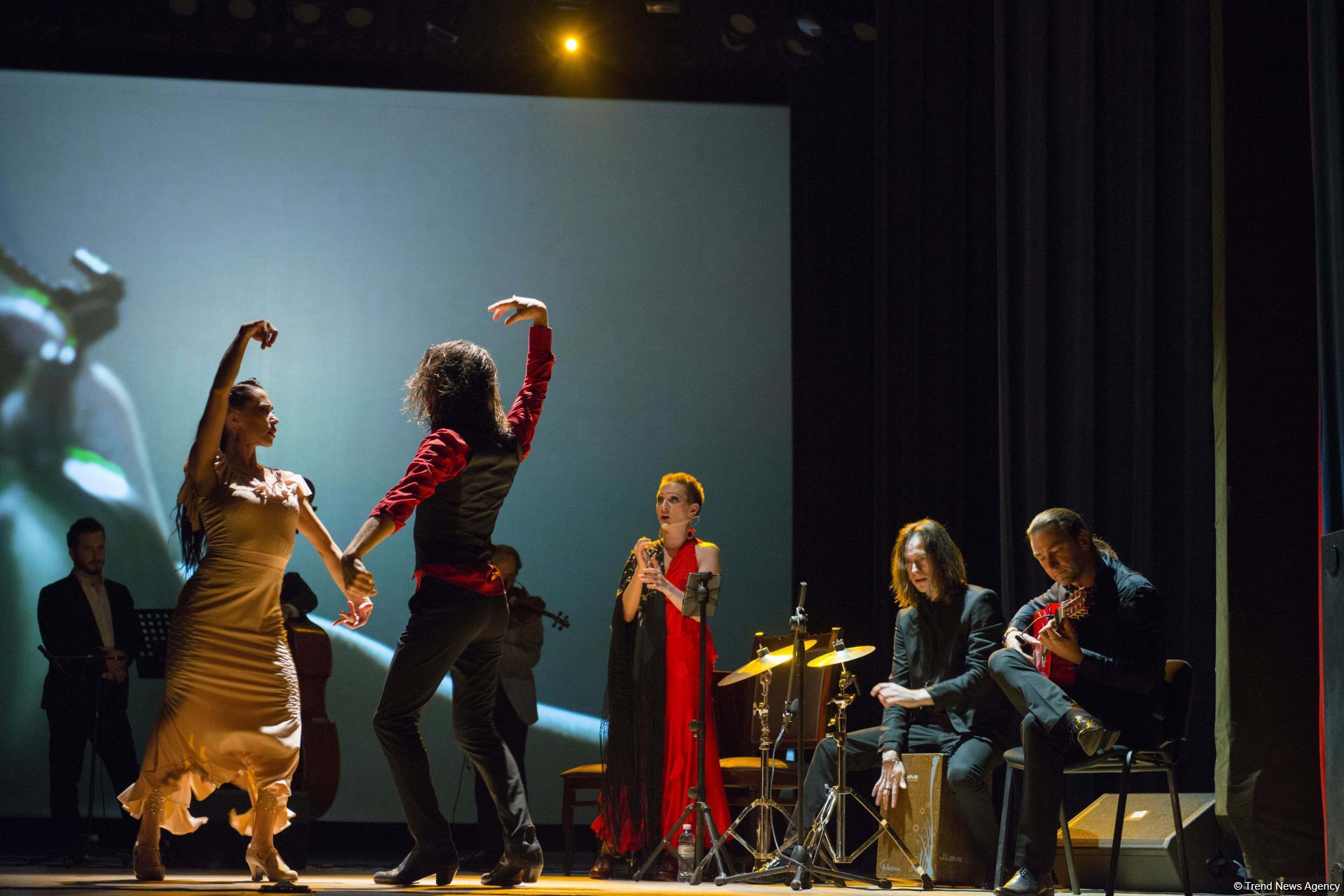 Вечерний Баку. Одна история. Две культуры. Три конфликта чувств (ФОТО)