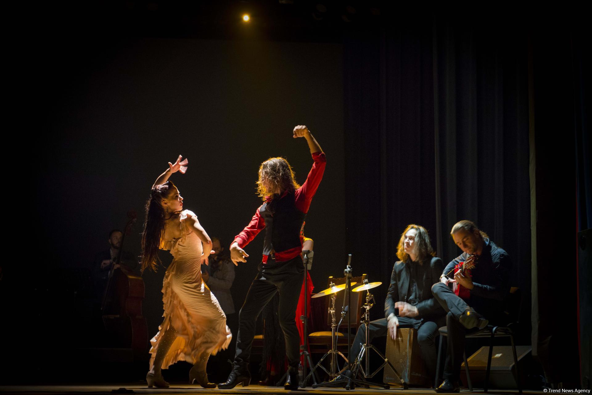 Вечерний Баку. Одна история. Две культуры. Три конфликта чувств (ФОТО)