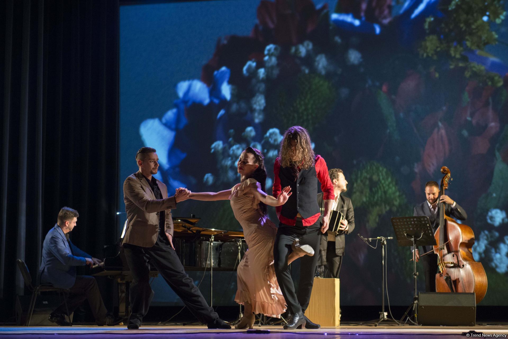 Вечерний Баку. Одна история. Две культуры. Три конфликта чувств (ФОТО)