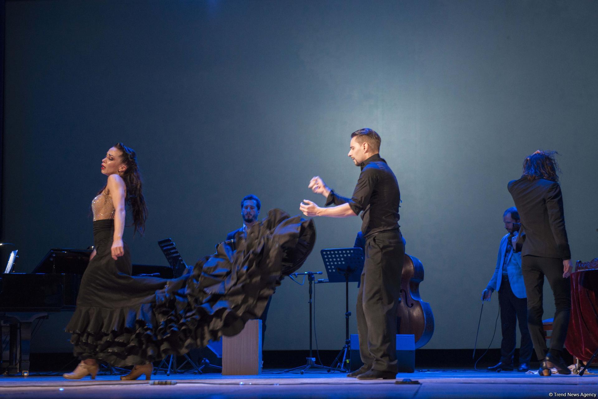 Вечерний Баку. Одна история. Две культуры. Три конфликта чувств (ФОТО)