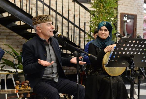 Алим Гасымов и его дочь Фяргана исполнили гимн Азербайджана в честь освобождения Шушы и Дня Государственного флага (ВИДЕО)