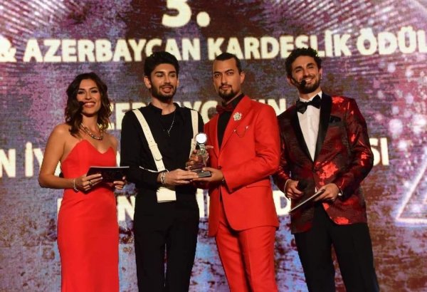 Азербайджанский певец удостоен в Турции престижной награды (ФОТО)