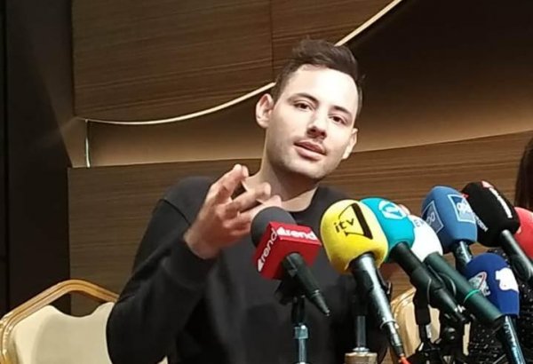 Петер Бенце - 765 нот в минуту для Баку. Синтез тара и мировых хитов (ВИДЕО, ФОТО)