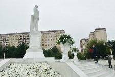 Президент Ильхам Алиев посетил памятник Общенациональному лидеру Гейдару Алиеву в Сумгайыте (ФОТО)