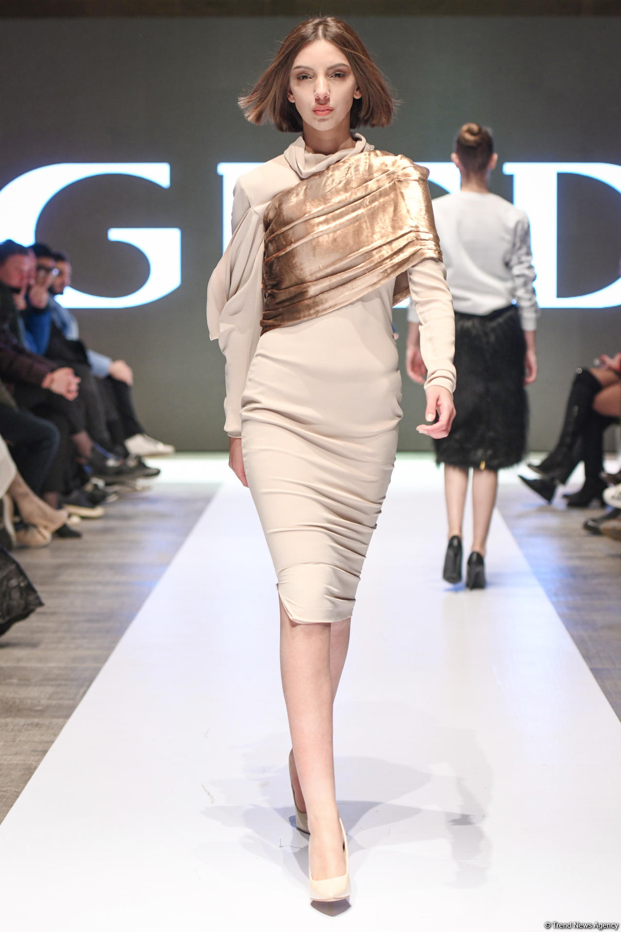 Королевская роскошь и богатые вечерние наряды  - второй день Azerbaijan Fashion Week (ФОТО)