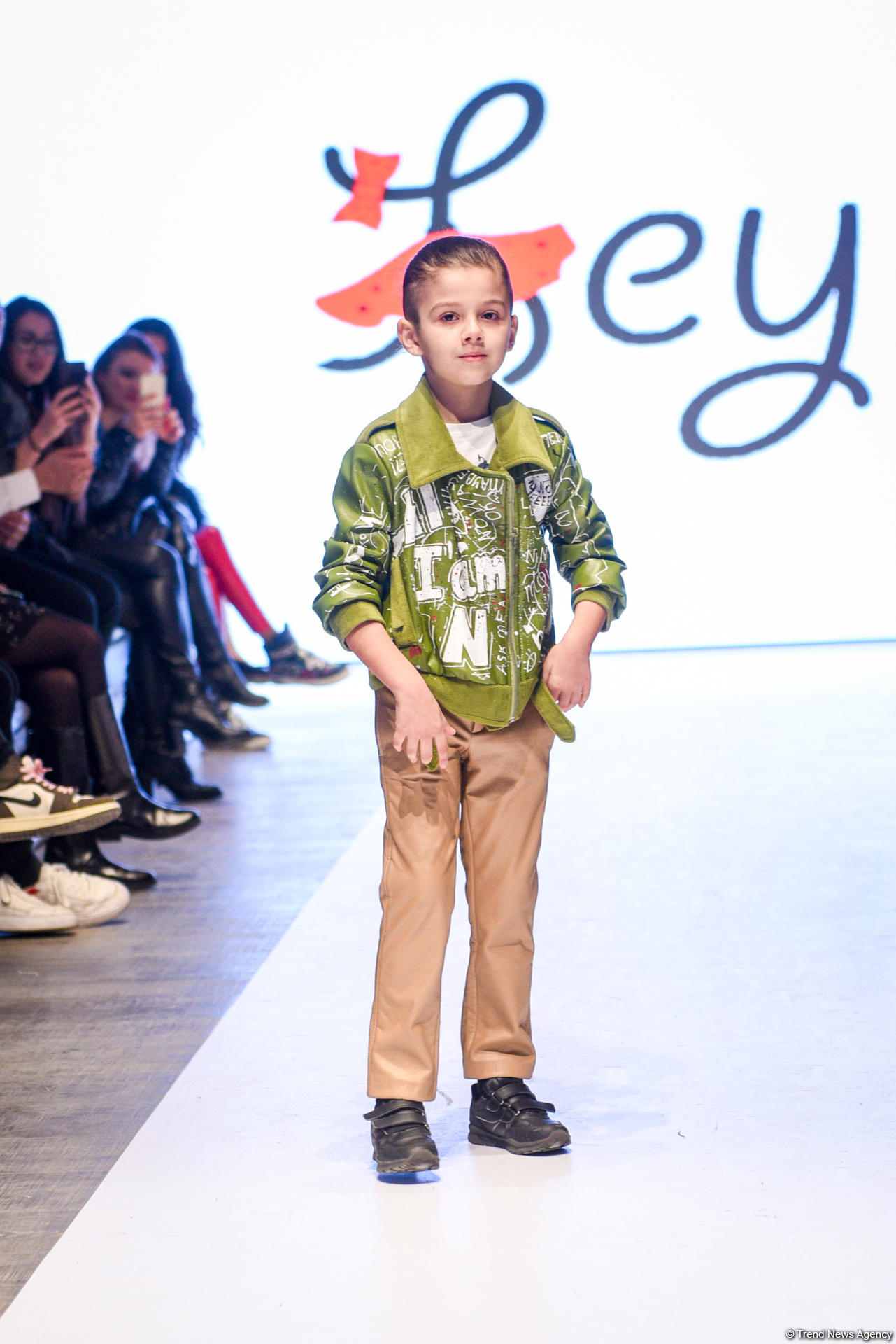 Королевская роскошь и богатые вечерние наряды  - второй день Azerbaijan Fashion Week (ФОТО)