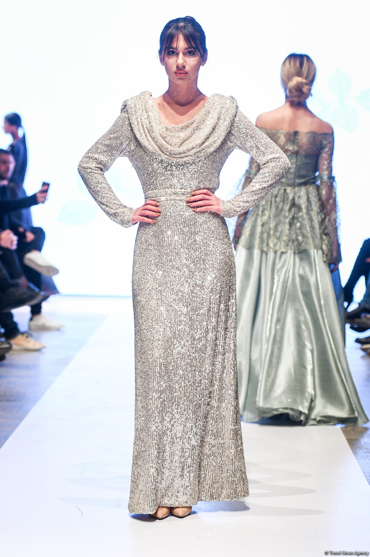 Королевская роскошь и богатые вечерние наряды  - второй день Azerbaijan Fashion Week (ФОТО)