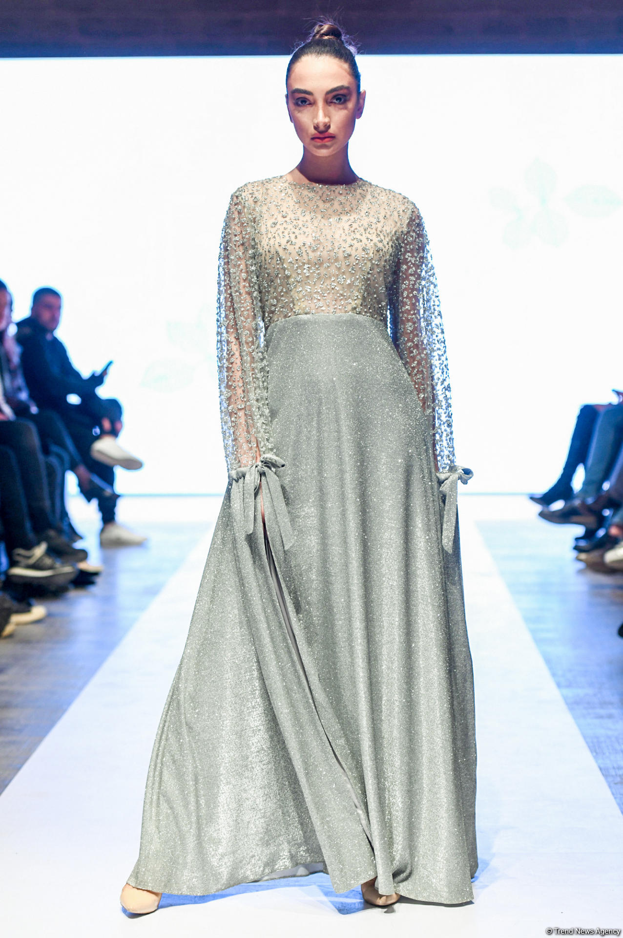 Королевская роскошь и богатые вечерние наряды  - второй день Azerbaijan Fashion Week (ФОТО)