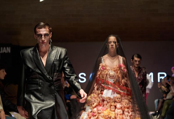 Azerbaijan Fashion Week – выход невесты в 40-кг платье с куклами, ранние браки и брутальность (ФОТО)