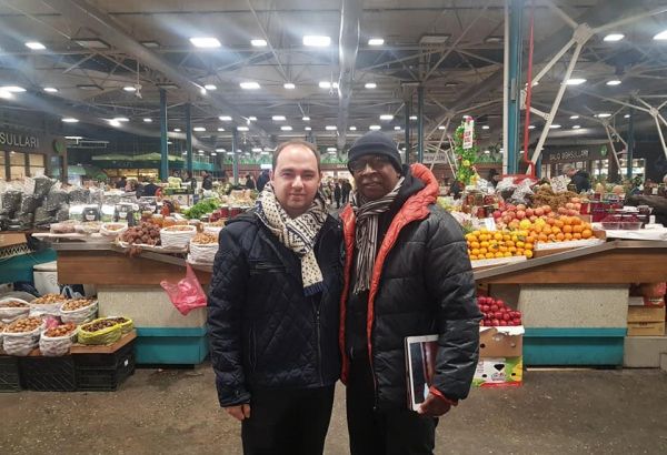 Легендарный джазмен Джейми Дэвис отвезет в США азербайджанские фрукты и овощи (ВИДЕО, ФОТО)