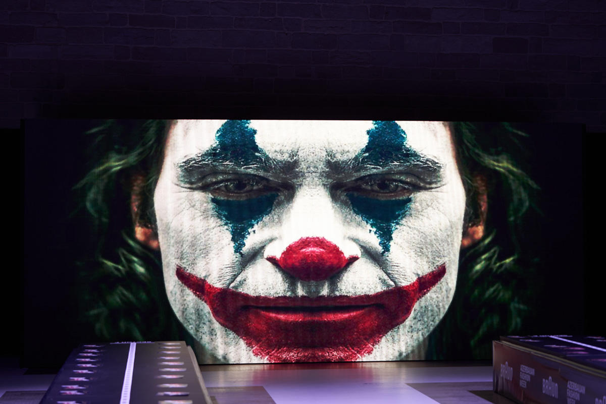 Azerbaijan Fashion Week – выход невесты в 40-кг платье с куклами, ранние браки и брутальность (ФОТО)