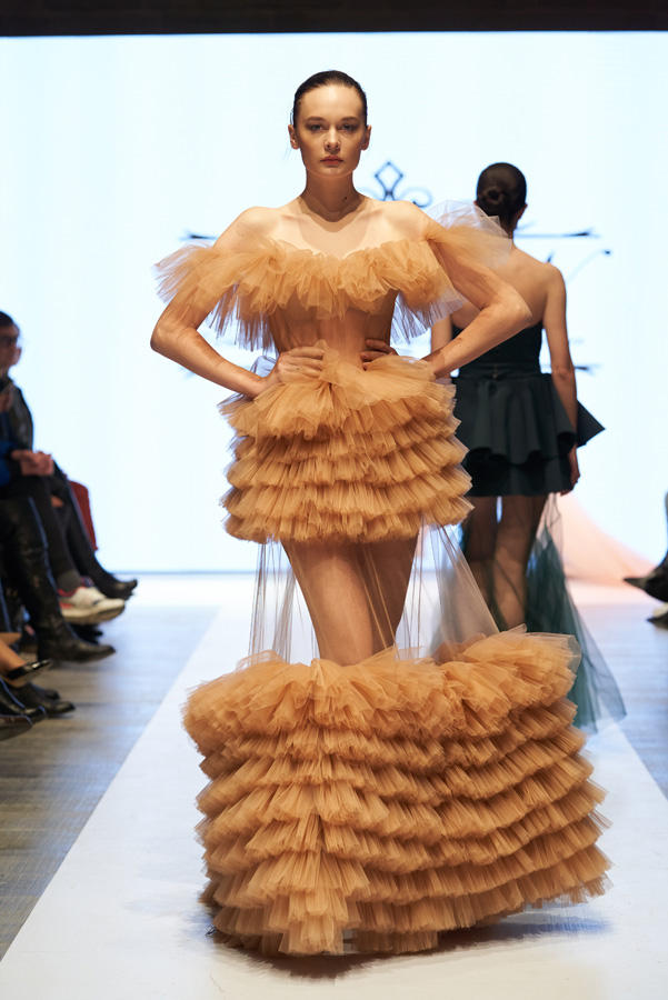 Azerbaijan Fashion Week – выход невесты в 40-кг платье с куклами, ранние браки и брутальность (ФОТО)