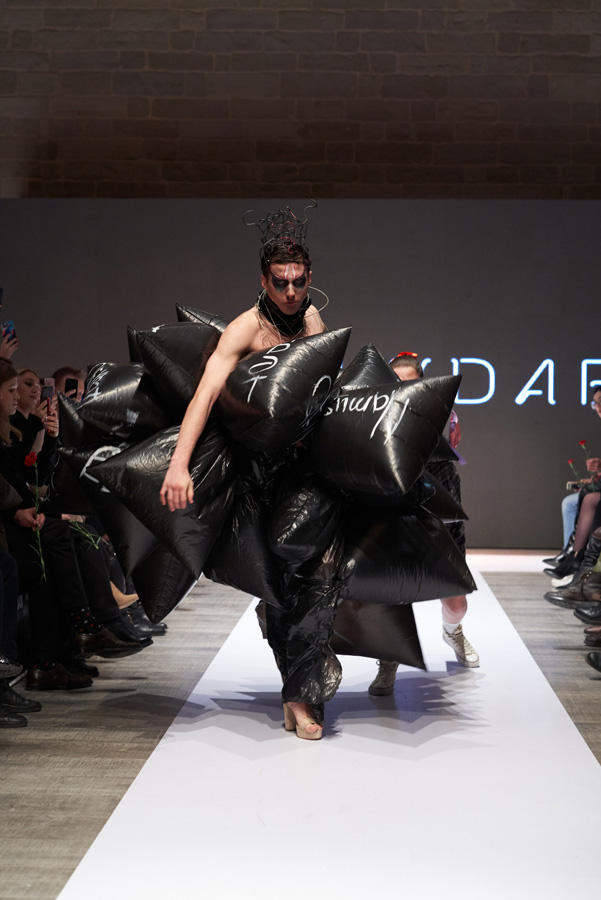 Azerbaijan Fashion Week – выход невесты в 40-кг платье с куклами, ранние браки и брутальность (ФОТО)