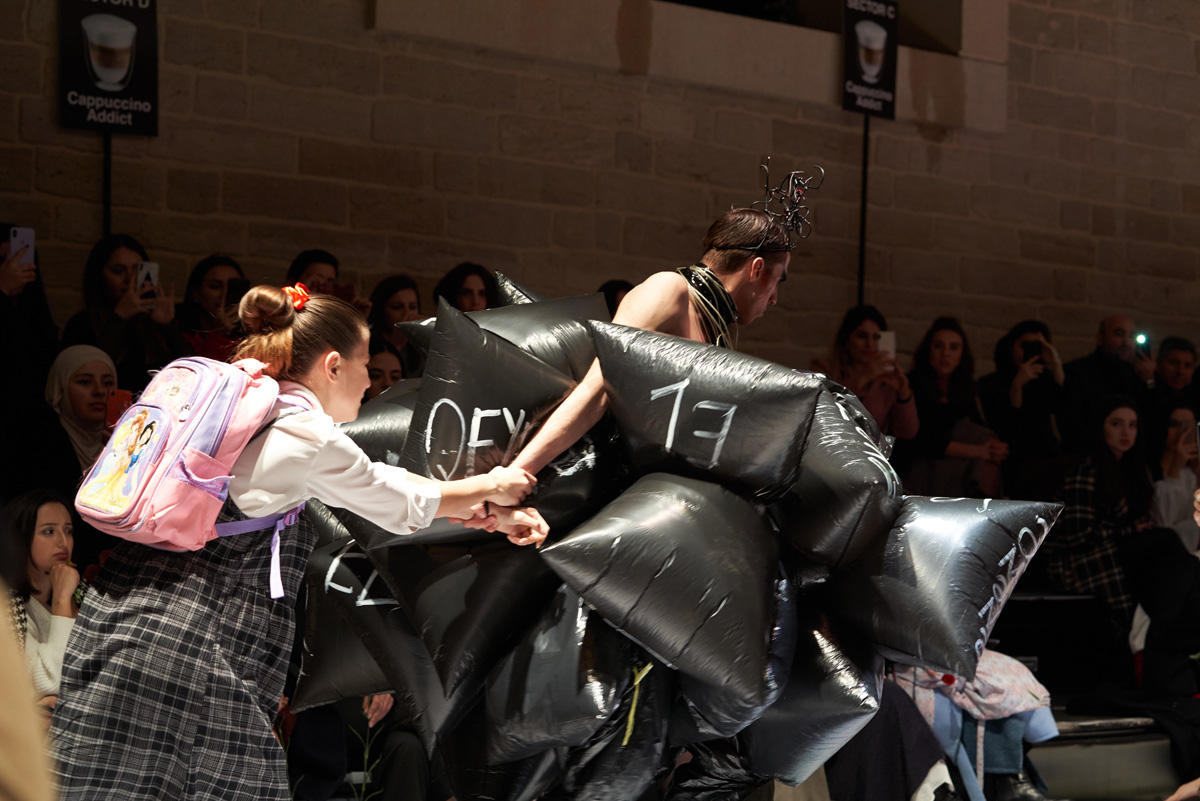 Azerbaijan Fashion Week – выход невесты в 40-кг платье с куклами, ранние браки и брутальность (ФОТО)