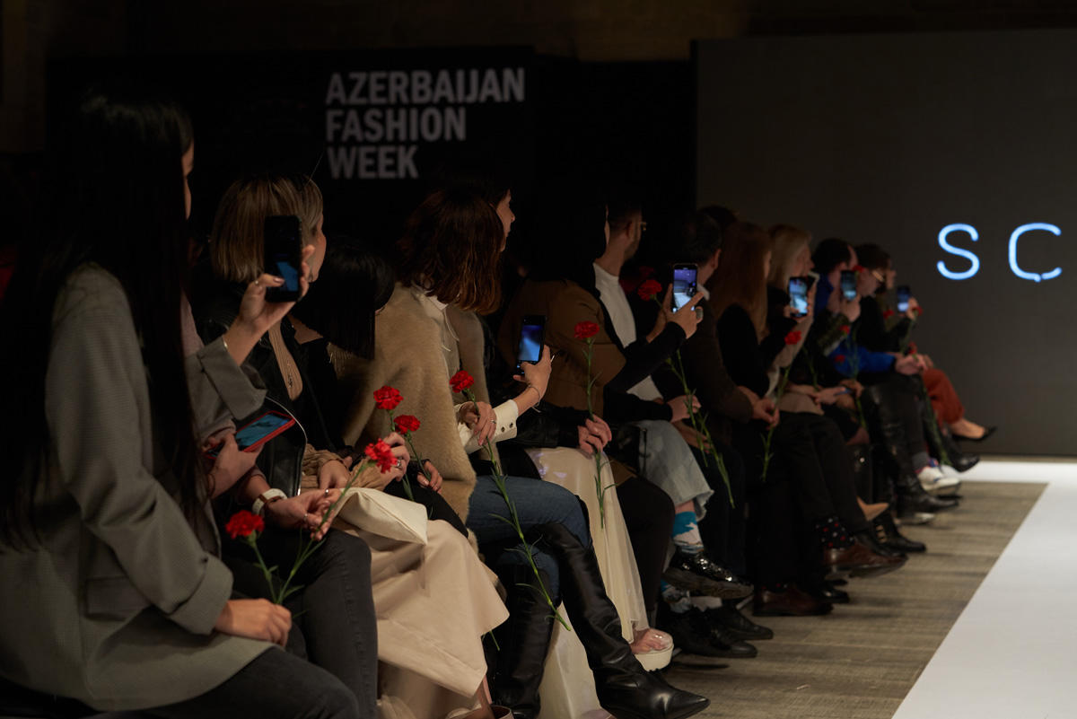 Azerbaijan Fashion Week – выход невесты в 40-кг платье с куклами, ранние браки и брутальность (ФОТО)
