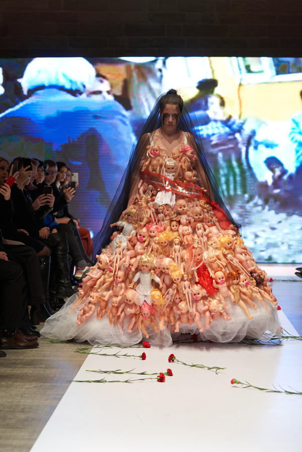 Azerbaijan Fashion Week – выход невесты в 40-кг платье с куклами, ранние браки и брутальность (ФОТО)