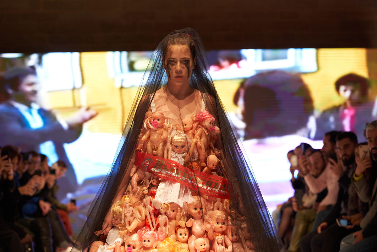 Azerbaijan Fashion Week – выход невесты в 40-кг платье с куклами, ранние браки и брутальность (ФОТО)