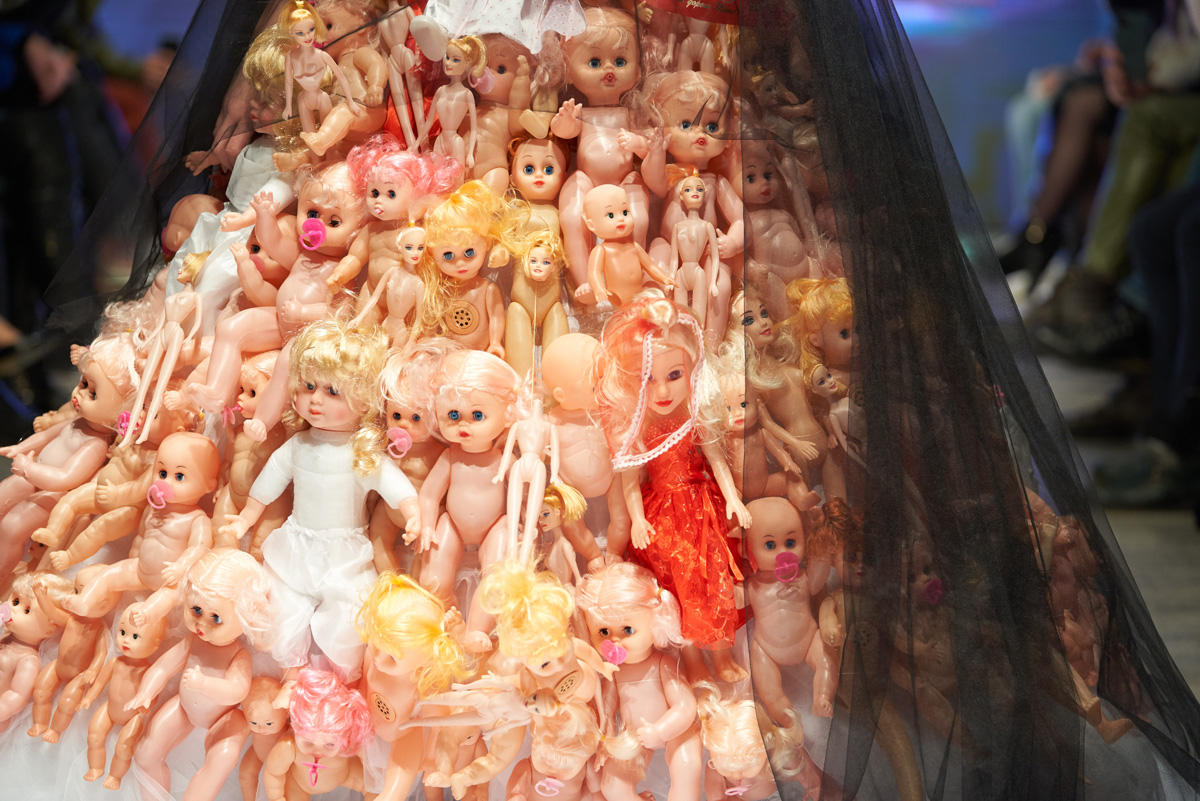 Azerbaijan Fashion Week – выход невесты в 40-кг платье с куклами, ранние браки и брутальность (ФОТО)