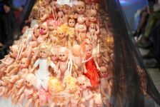 Azerbaijan Fashion Week – выход невесты в 40-кг платье с куклами, ранние браки и брутальность (ФОТО)