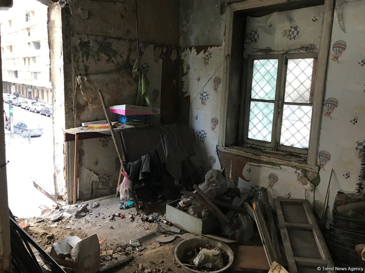 В центре Баку обрушилось двухэтажное здание (ФОТО)