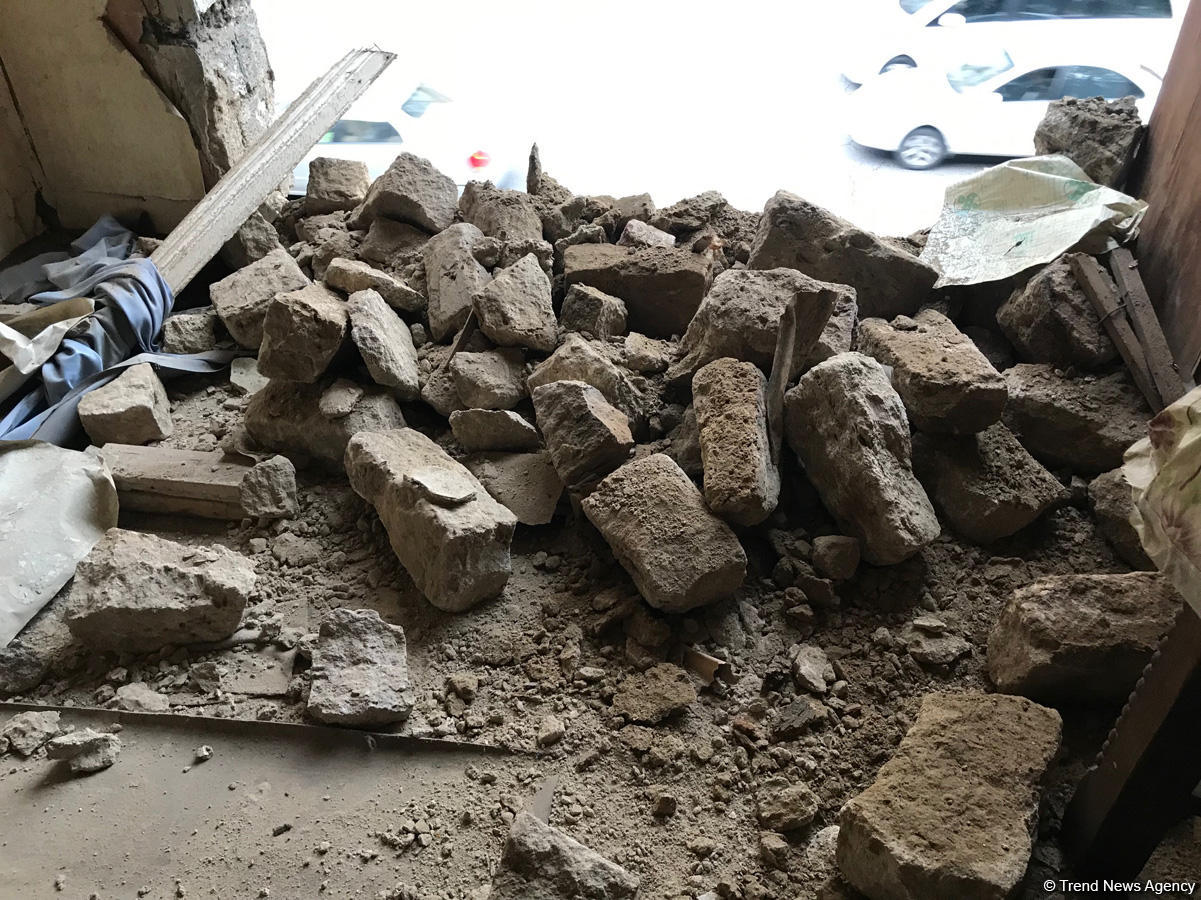 В центре Баку обрушилось двухэтажное здание (ФОТО)