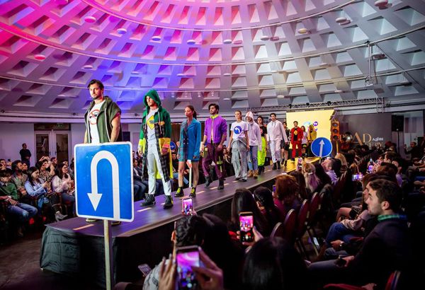 В Баку прошло необычное дефиле со знаками ПДД, участием Карины Кокс и Ottawan (ФОТО)