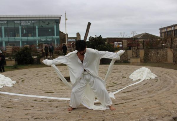 Длина рукавов 400 метров – перформанс Вюсала Рагима (ФОТО)