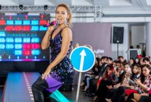 В Баку прошло необычное дефиле со знаками ПДД, участием Карины Кокс и Ottawan (ФОТО)