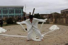 Длина рукавов 400 метров – перформанс Вюсала Рагима (ФОТО)