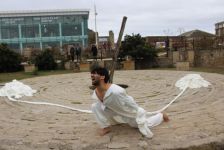 Длина рукавов 400 метров – перформанс Вюсала Рагима (ФОТО)