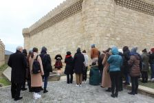 Длина рукавов 400 метров – перформанс Вюсала Рагима (ФОТО)