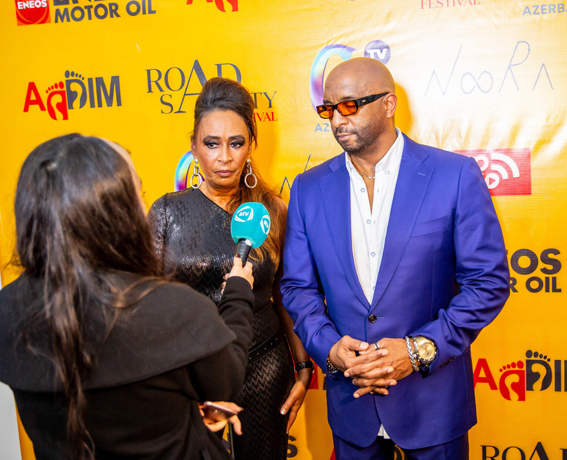 В Баку прошло необычное дефиле со знаками ПДД, участием Карины Кокс и Ottawan (ФОТО)