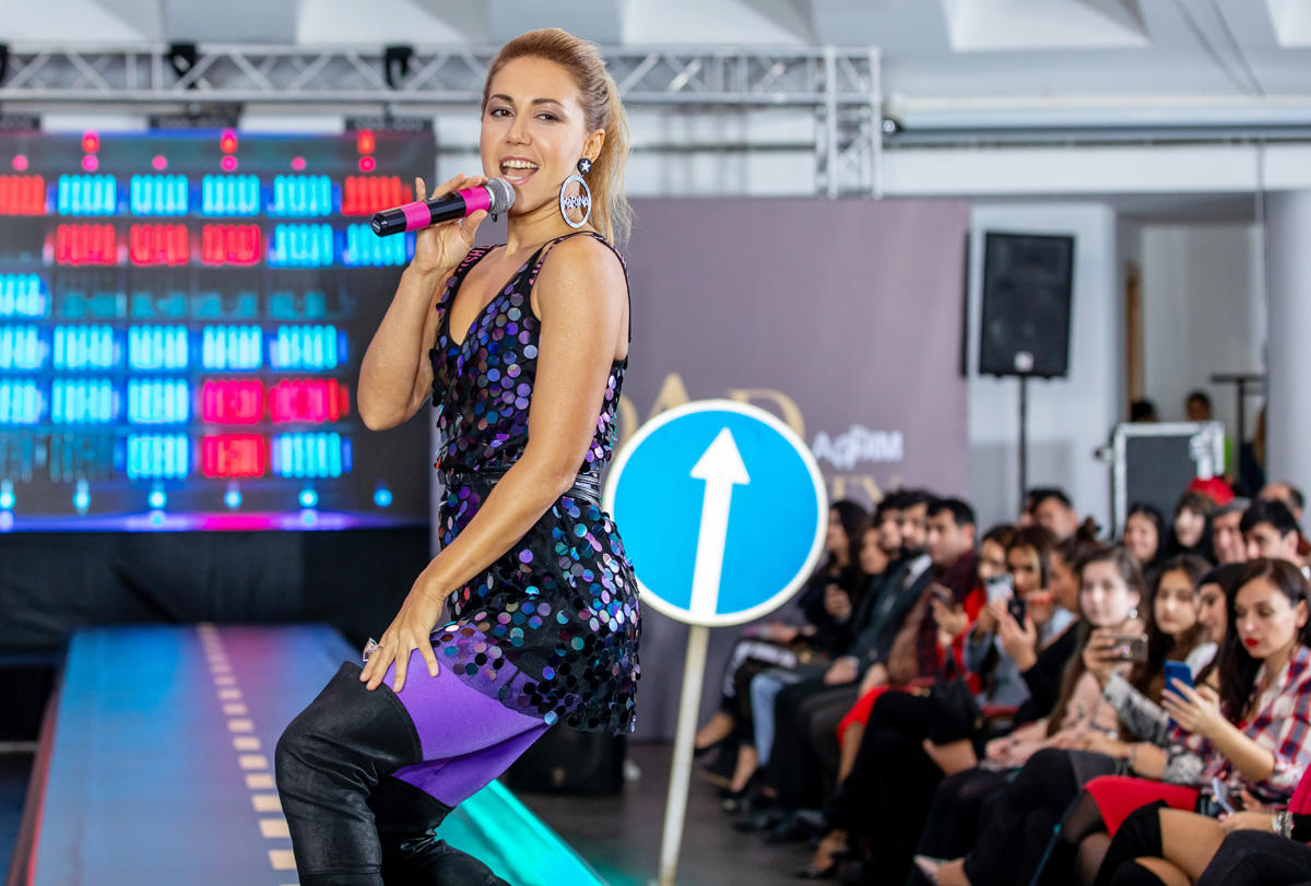 В Баку прошло необычное дефиле со знаками ПДД, участием Карины Кокс и Ottawan (ФОТО)