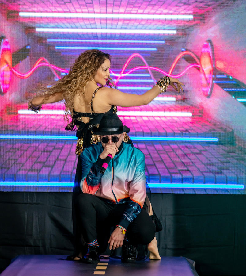 В Баку прошло необычное дефиле со знаками ПДД, участием Карины Кокс и Ottawan (ФОТО)