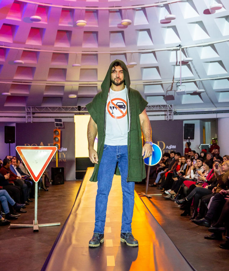 В Баку прошло необычное дефиле со знаками ПДД, участием Карины Кокс и Ottawan (ФОТО)