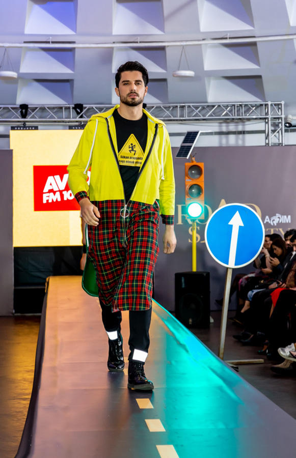 В Баку прошло необычное дефиле со знаками ПДД, участием Карины Кокс и Ottawan (ФОТО)